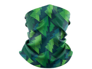 Scaldacollo multifunzione in poliestere personalizzato con stampa verde geometrica, resistente e leggero. Disponibile da AMGS Group.