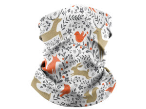 Scaldacollo multifunzione in poliestere personalizzato, design bianco con motivi di cervi, volpi e conigli. Disponibile da AMGS Group.