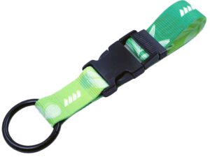 Gancio porta giacca verde in poliestere con fibbia nera regolabile e anello metallico, ideale per team aziendali e campagne promozionali. Fornito da esperti del settore come AMGS.