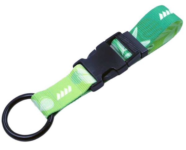 Gancio porta giacca verde in poliestere con fibbia nera regolabile e anello metallico, ideale per team aziendali e campagne promozionali. Fornito da esperti del settore come AMGS.
