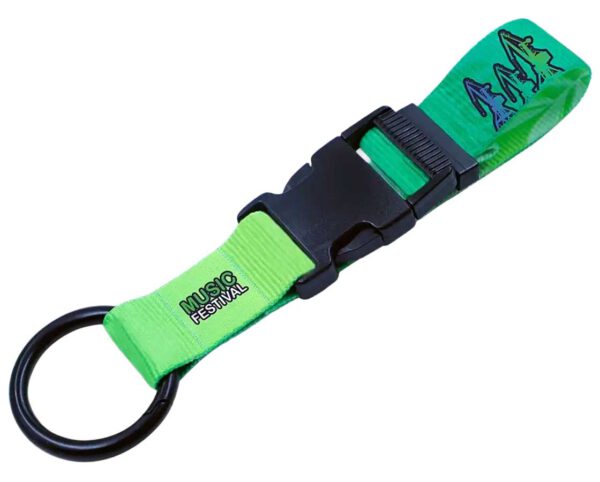 Gancio porta giacca personalizzato in nastro verde brillante con fibbia nera e anello, perfetto per eventi outdoor e branding. Proposto da un fornitore esperto in soluzioni promozionali.