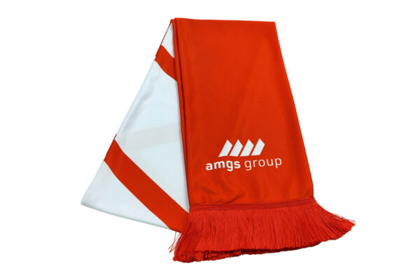 Sciarpa promozionale bicolore AMGS Group con logo evidente e frange fitte, presentata piegata.