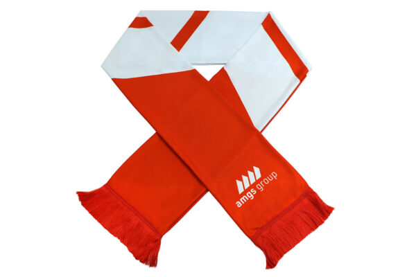 Sciarpa Personalizzata con Logo. Sciarpa da tifoso rosso-bianca con logo AMGS Group ben visibile e frange, incrociata su sfondo bianco.