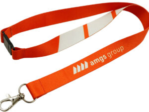 Lanyard rosso in poliestere con logo AMGS Group, dotato di sgancio di sicurezza e moschettone in metallo, perfetto per eventi aziendali e promozione del brand, fornito da esperti del settore.