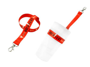 Laccio portabicchiere rosso con stampa Rock Fest, agganciato a un bicchiere riutilizzabile.