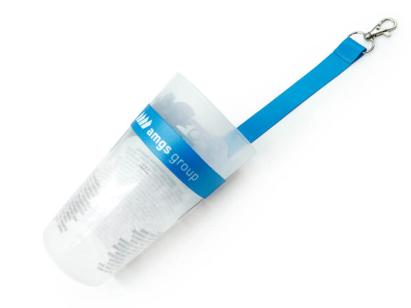 Laccio Portabicchiere con Logo. Laccio Portabicchiere con Logo. Laccio portabicchiere blu con logo AMGS Group, agganciato a un bicchiere riutilizzabile da evento.