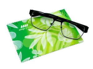 Panno in poliestere rPET ecologico con logo – gadget promozionale funzionale ed estetico di AMGS Group.
