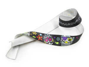 Nastro aziendale personalizzato 15mm con retro bianco visibile (stampa monofacciale). Gadget promozionale con branding. Produttore AMGS Group.