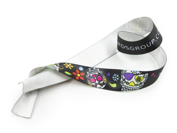 Nastro aziendale personalizzato 15mm con retro bianco visibile (stampa monofacciale). Gadget promozionale con branding. Produttore AMGS Group.